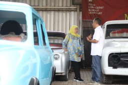 Khofifah Takjub! Bengkel Klasik Sidoarjo Hasilkan Mobil Vintage Tanpa Mesin Industri