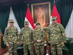 Ikuti Parade Senja Bareng Presiden Prabowo, Puan Disambut Hangat Kepala Daerah