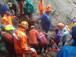 Tim SAR Evakuasi 10 Jasad Korban Bencana Tanah Longsor di Jalur Pacet-Cangar, Gubernur Khofifah Sampaikan Duka Cita Mendalam