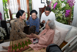 Puan dan Megawati Hadiri HUT ke 100 Meriyati Hoegeng dan Puji Keteladanan Istri Pejabat 