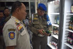 Sasar 2 Toko Kelontong, Satpol PP Surabaya Sita Puluhan Botol Miras