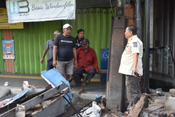Satpol PP Surabaya Tertibkan PKL dan Kendaraan Terparkir Liar di Trotoar Kedungdoro
