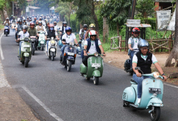 Wali Kota Batu Nurochman Naik Vespa Ramaikan Pawai Obor Porprov IX Jatim 2025