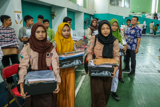 Pemkot Surabaya Bagikan Perlengkapan Sekolah untuk Ribuan Pelajar Penerima Beasiswa Pemuda Tangguh