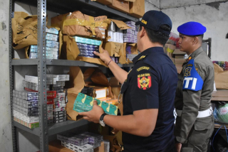 Satpol PP Surabaya dan Bea Cukai Sidoarjo Amankan 500.000 Batang Rokok Ilegal