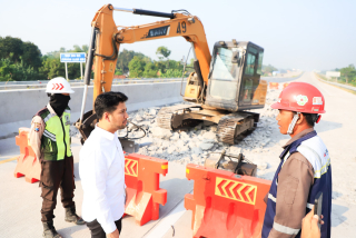 Wagub Jatim Emil Dardak Tinjau Pembangunan Konstruksi Tol Gending-Kraksaan-Paiton, Begini Updatenya