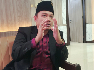 Fraksi PDIP DPRD Jatim Soroti Kebijakan Mobil Listrik Bebas PKB: Solusi atau Masalah