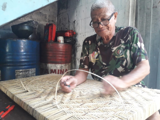Kakek di Probolinggo Setia Menganyam Rotan di Usia 81 Tahun, Bisa 2 Kali Pergi Haji