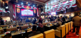 Rapat Paripurna DPRD Jatim Akhirnya Ditunda, Anggota Dewan Ngaku Hanya Jadi Tukang Stempel!