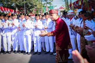 Pengibaran Bendera Merah Putih Sempat Terbalik saat Upacara di Balai Kota Surabaya, Begini Respons Wali Kota Eri Cahyadi