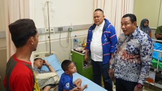 Demokrat Jatim Jenguk Santri Korban Al Khoziny Sidoarjo, Bawa Salam dan Semangat