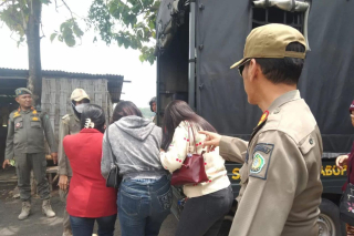15 PSK dan 3 Pria Hidung Belang Terjaring Razia di Warkop Krembung Sidoarjo