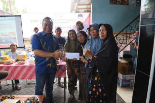 Reses, Cak Yebe Serahkan Bantuan Untuk UMKM