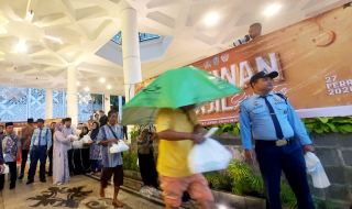 1.500 Paket Takjil DPRD Jatim Ludes Diserbu Warga Surabaya Meski Diguyur Hujan