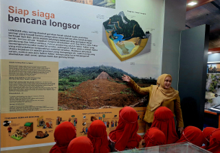 Kunjungan Edukasi Bencana di BPBD Jatim Kembali Ramai, Puluhan Siswa Antusias Belajar Simulasi Gempa