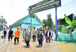 Khofifah Ungkap Kendala Penanganan Banjir Pasuruan, Ini Penyebabnya
