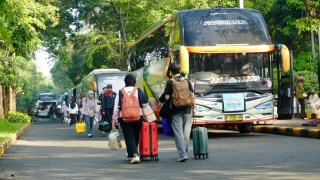 ITS Berangkatkan 27 Bus Mudik Gratis untuk 1.180 Civitas Akademika