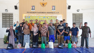 PT PAL Indonesia Salurkan Bantuan Paket Sembako untuk Warga Pesisir Lamongan