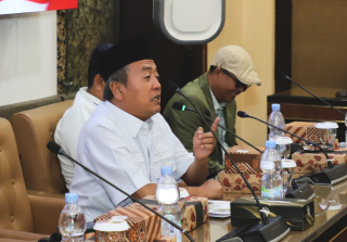 Budiono DPRD Jatim Naik Kereta dari Bojonegoro ke Kantor, Hemat BBM 50 Liter