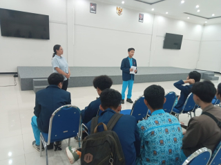 Tak Sekadar Teori, Puluhan Siswa SMAM X  Surabaya Praktikum Fisika di UWM