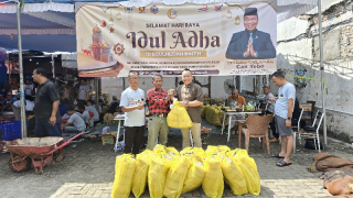 Ketua Komisi A DPRD Surabaya Salurkan 41 Hewan Kurban Untuk Konstituen dan Ojol