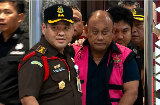 Penampakan Eks Kepala BGN Dadan Hindayana Pakai Rompi Pink Kejagung