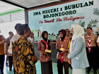 Wakil Ketua DPRD Jatim Sri Wahyuni Jajal Robot Karya Siswi SMAN 1 Bubulan Bojonegoro yang Juara Nasional