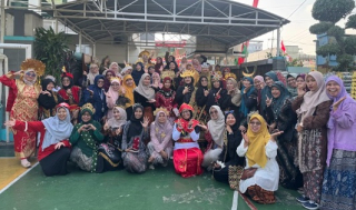 SD Mudipat Surabaya Rayakan HUT ke-81 RI, Ratusan Siswa Berpakaian Adat dan Profesi