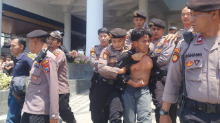Cara Sekwan Ali Kuncoro Redakan Ketegangan Massa Tolak MBG di DPRD Jatim