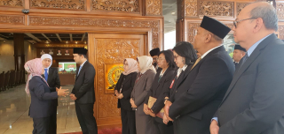 Khofifah Ajak Warga Jatim Kenang G30S, Merah Putih Setengah Tiang Hari Ini