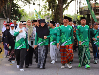 Wakil Ketua DPRD Jatim Sri Wahyuni Jalan Sehat Bersarung Bareng Bupati Bojonegoro di Hari Santri 2026