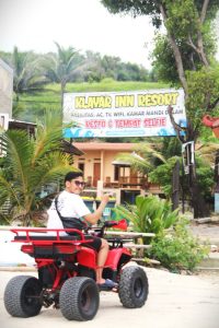 Pengunjung asal Sidoarjo saat menikmati Pantai Klayar menggunakan ATV