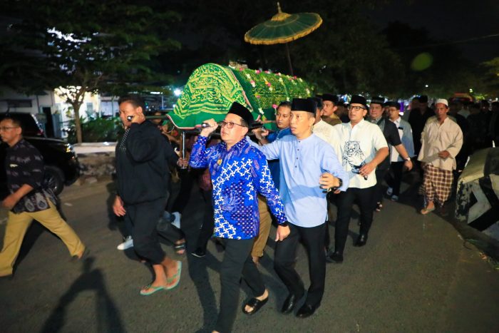 Pj Gubernur Jatim, Adhy Karyono turut membopong keranda jenazah almarhumah Andromeda Qomariah