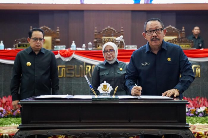 Proses penandatanganan Nota Perubahan Kebijakan Umum Anggaran Prioritas Plafon Anggaran Sementara APBD Jawa Timur Tahun Anggaran 2024, Kamis (18/7/2024).