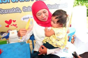 Khofifah Indar Parawansa memangku seorang anak