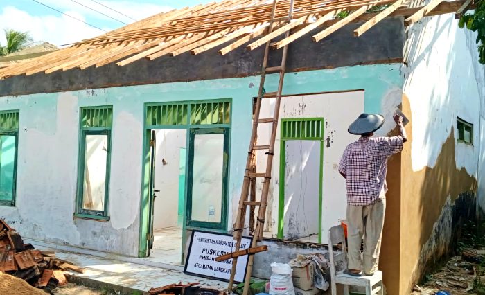 Salah satu fasilitas umum diperbaiki pasca gempa bumi di Pulau Bawean, Gresik