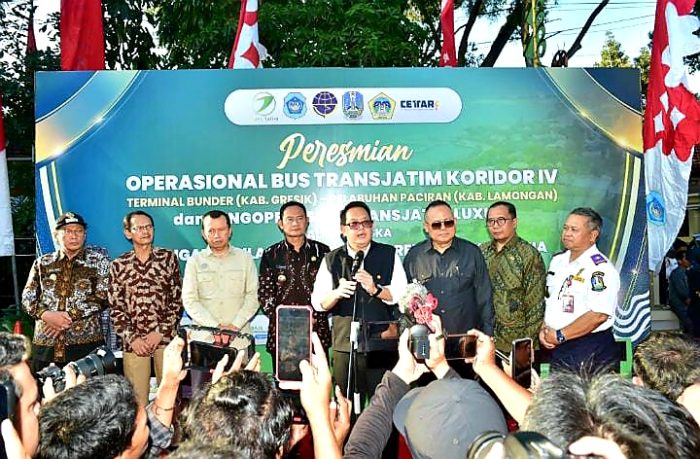 Peresmian Koridor IV Bus Trans Jatim di Alun-alun Kabupaten Lamongan, Jumat (9/8/2024).
