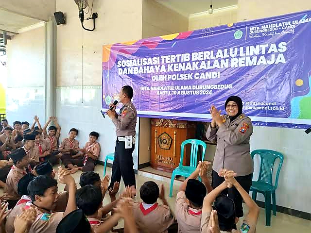 Polsek Candi Sidoarjo menggelar sosialisasi tertib lalu lintas di MTs NU Durung Bedug, Sidoarjo, pada Sabtu (10/8/2024) kemarin.