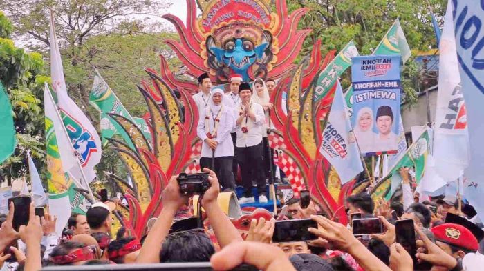 calon Gubernur dan Wakil Gubernur Jawa Timur, Khofifah Indar Parawansa dan Emil Elestianto Dardak, yang mendaftarkan diri ke Komisi Pemilihan Umum (KPU) Jatim, Rabu (28/8/2024).