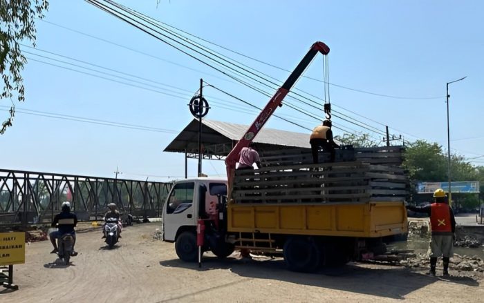 Terlihat pekerja proyek jembatan Bailey di Desa Kedungpeluk, Kecamatan Candi, Sidoarjo