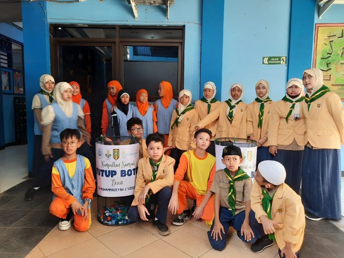 Siswa-siswi SD Muhammadiyah (SDM) 2 Sidoarjo saat mengumpulkan botol plastik, Jumat (2/8/2024)