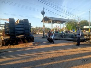 Tampak warga saat melintas di sekitaran proyek pembangunan jembatan Kedungpeluk, Kecamatan Candi, Sidoarjo