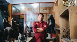 Agus Kasiyanto saat memamerkan berbagai karya seni cor kuningannya