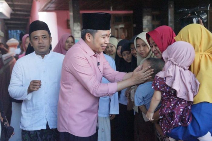 Gus Fawait saat menyapa warga Jember