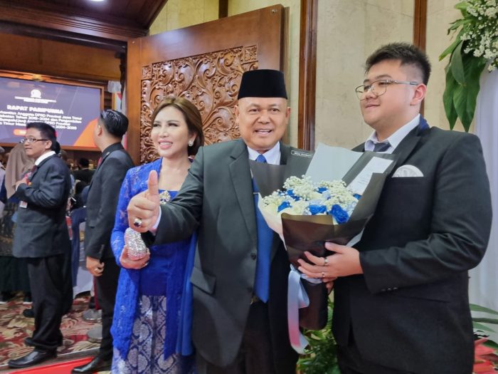 Dokter Agung saat didampingi istri dan anak saat pelantikan anggota DPRD Jatim periode 2024-2029, Sabtu (31/8/2024).