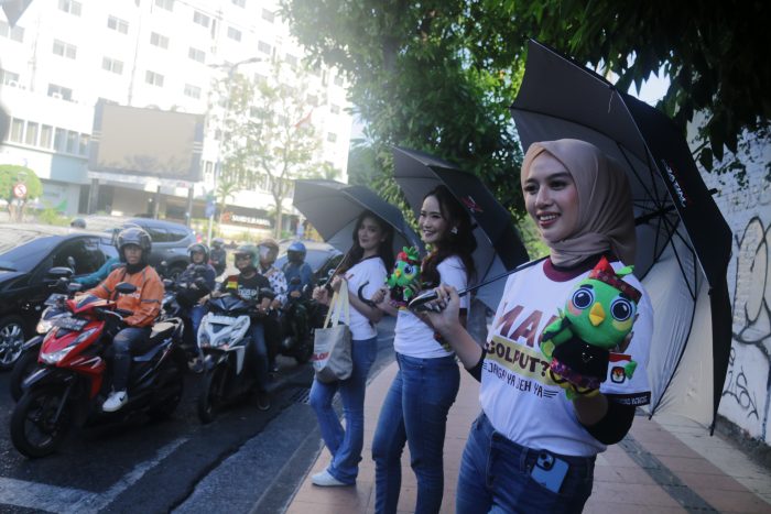 Sejumlah perempuan cantik saat sosialisasi Pilkada serentak di Jawa Timur 2024 kepada pengendara motor di Jalan Gubeng, Surabaya, Jumat (6/9/2024).