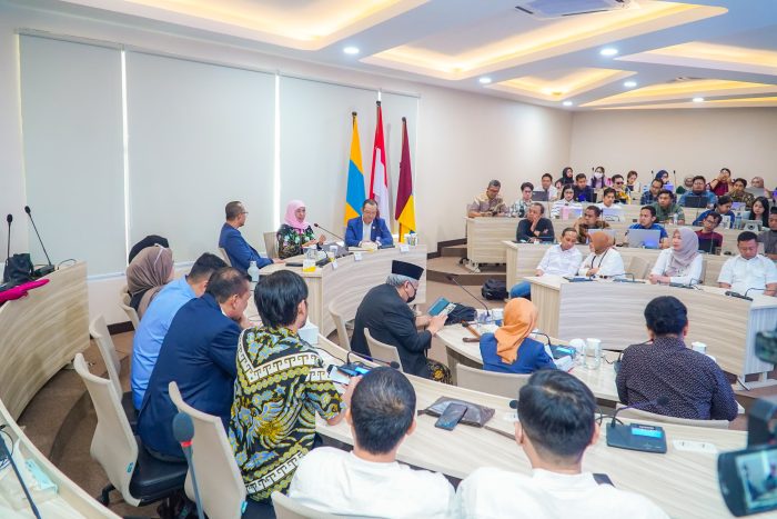 Khofifah Indar Parawansa menjadi narasumber dalam forum Pascasarjana Unair bertajuk Deep Talks! Menjadi Kepala Daerah Idaman 2024 di Pascasarjana Unair, Sabtu (14/9/2024).