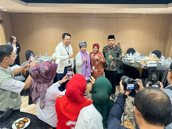 Paslon Tri Rismaharini dan KH Zahrul Azhar Asumta berjumpa dengan paslon Luluk Nur Hamidah dan Lukmanul Khakim