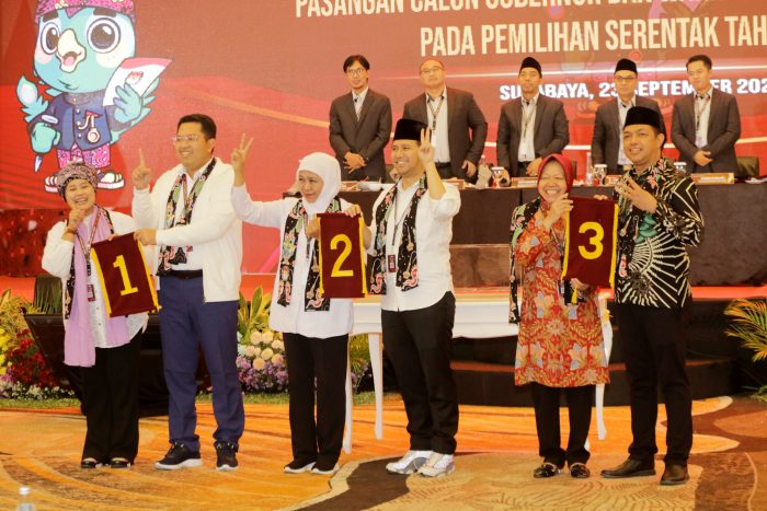 KPU Jatim menggelar pengundian nomor urut pasangan calon (paslon) untuk Pilgub Jatim 2024.