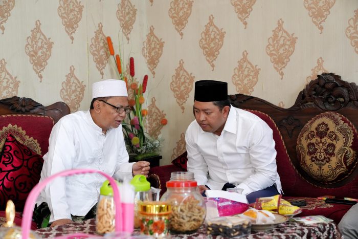 Paslon Luluk-Lukman meminta doa restu serta dukungan dari Pengasuh Pondok Pesantren Assaidiyyah 2 Bahrul Ulum, Jombang KH. Ahmad Hasan.
